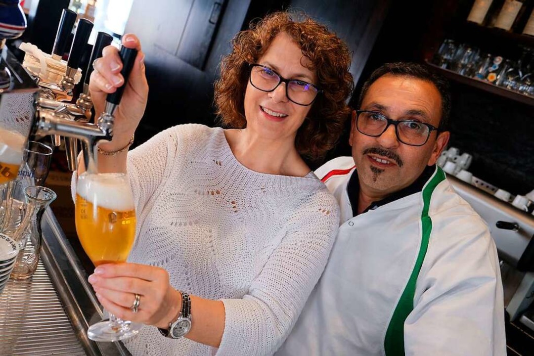 Mimma und Angelo Romano am Zapfhahn in ihrem Restaurant  | Foto: Nina Witwicki