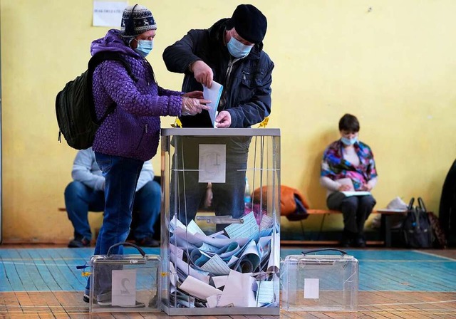 Menschen in St. Petersburg geben bei d...age dauert, am Freitag ihre Stimme ab.  | Foto: Dmitri Lovetsky (dpa)