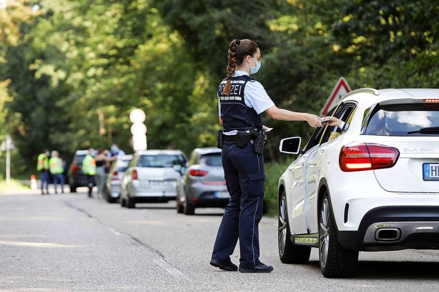 Polizeikontrolle am Freitagnachmittag ...der Alten Marlener Strae in Offenburg  | Foto: Christoph Breithaupt