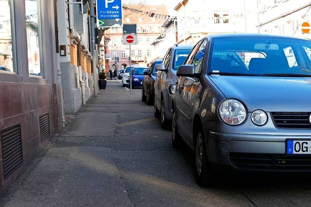 Das Parken auf Gehwege in Lahr ist ein...die beim BZ-Check angesprochen wurden.  | Foto: Christian Kramberg 