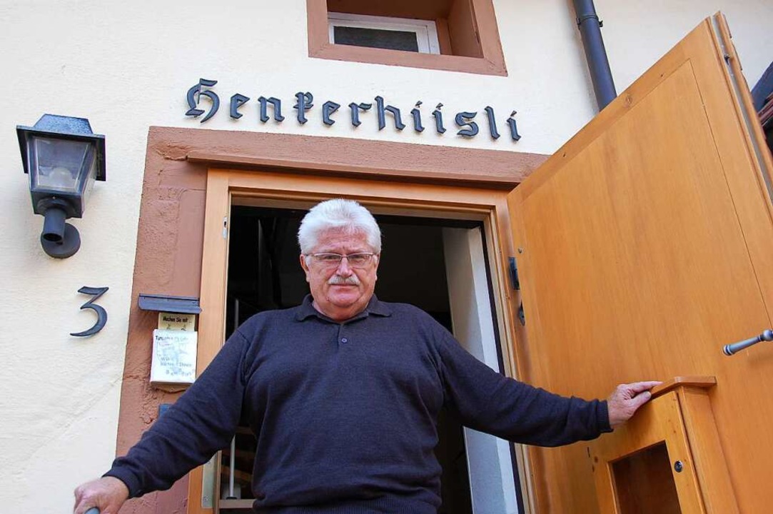 Der damalige Vorsitzende Rolf Kopf vor dem  Henkerhiisli (2006)  | Foto: wolfgang beck