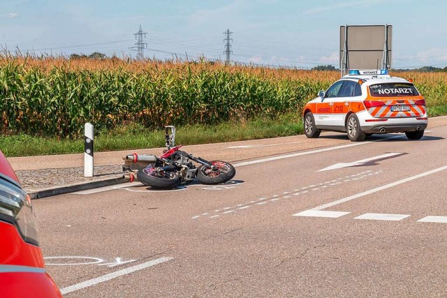 Das Motorrad liegt an einer Unfallstelle auf derLandesstrae L 87a.  | Foto: Aaron Klewer (dpa)