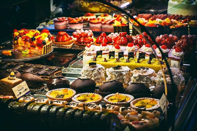 Die Kuchentheke des Caf Decker in Staufen.  | Foto: Photographer: D.G. P. Hoellstin