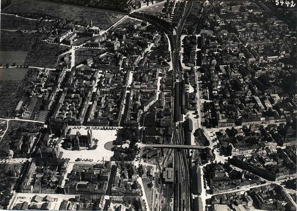 Ein Luftbild zeigt viele zustzliche B...Gleise, die bis 1920 entstanden waren.  | Foto: Augustinermuseum Stadt Freiburg