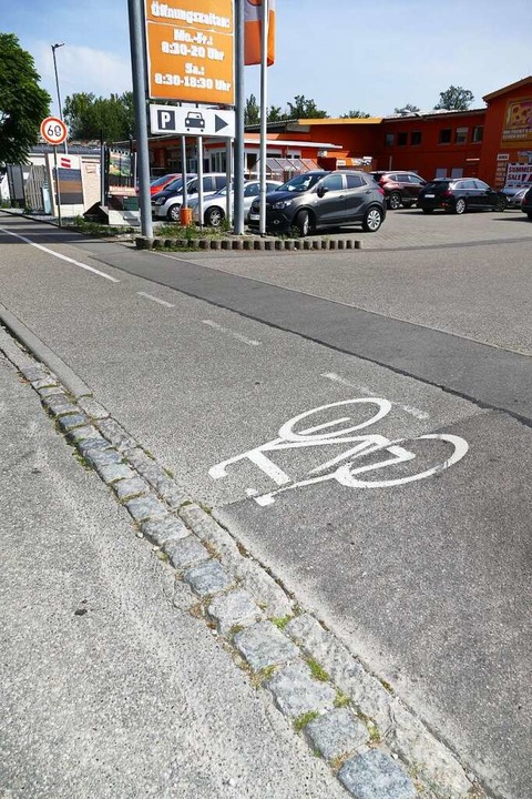 Die Radweg-Linie ist kaum sichtbar, das Vorfahrtsschild fehlt.  | Foto: Sattelberger