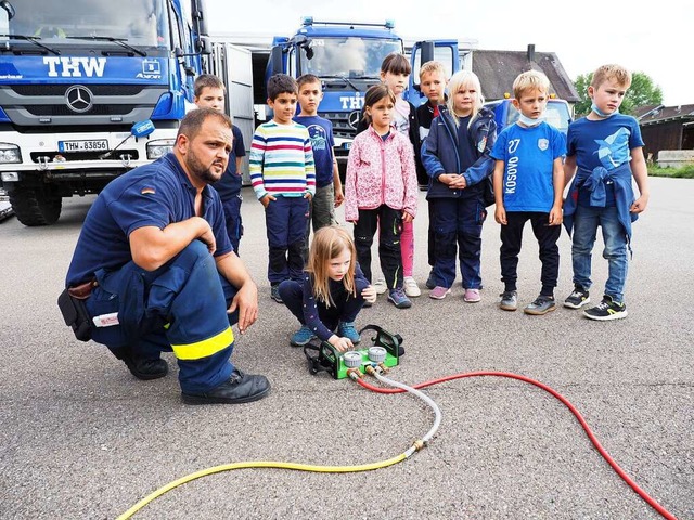 Wie mit Druckluft ber einen kleinen H...chieble beim THW den zehn neuen Minis.  | Foto: Michael Haberer