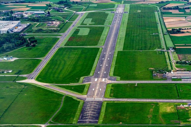 Der Lahrer Flugplatz mit der  Landebahn aus der Vogelperspektive.  | Foto: Martin Bildstein copyright