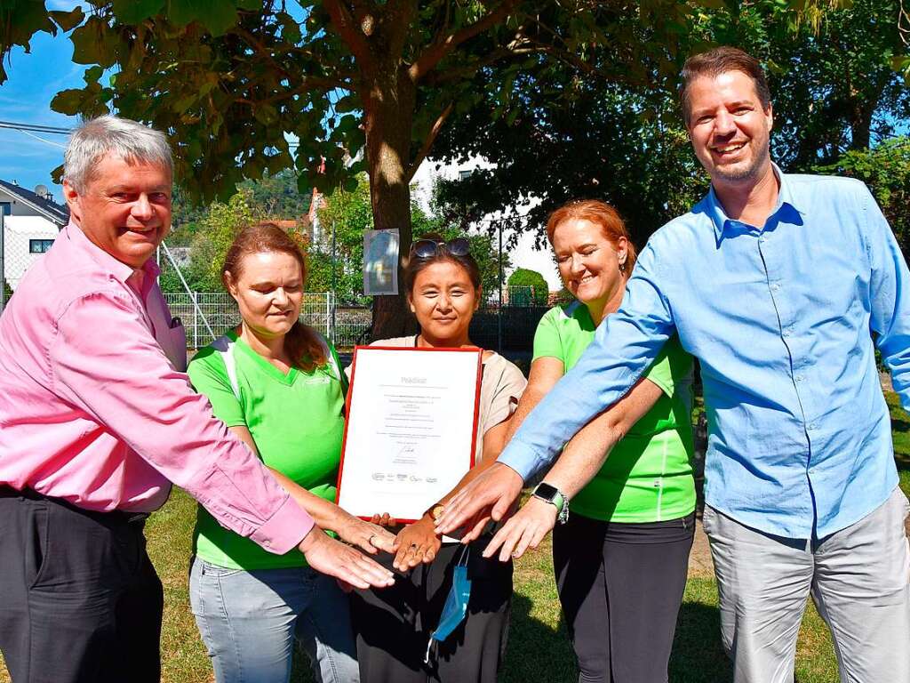 Beim Fest wurde der Turnerbund Wyhlen mit dem Prdikat „qualifizierter Integrationsverein“ vom Badischen Sportbund ausgezeichnet: Jan Elert (v.l., Sportbund), Margit Maier, Yen-Linh Tran, Sandra Talmon-Gros (alle drei Turnerbund) und Benjamin Sutter (Sportbund)