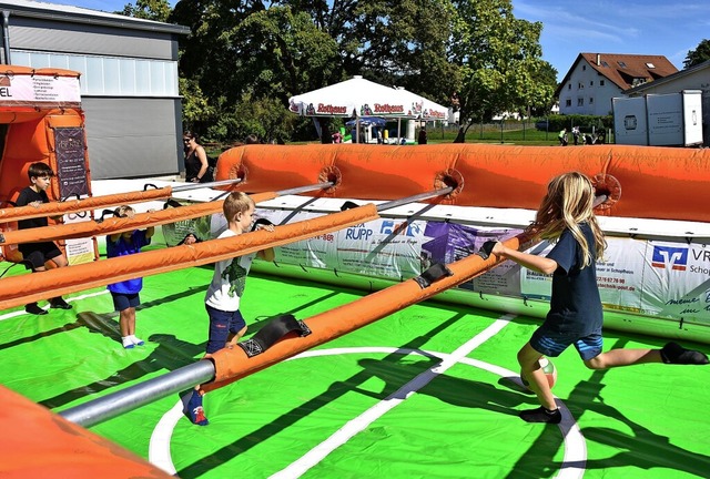 Tischfuball in Lebensgre: Kinder ha...chenkicker beim Sport- und Sommerfest.  | Foto: Heinz und Monika Vollmar