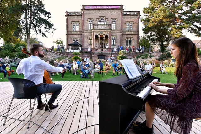 Die Pianistin Valeria Lapsin und der C...vic bei ihrem Auftritt im Colombi-Park  | Foto: Thomas Kunz