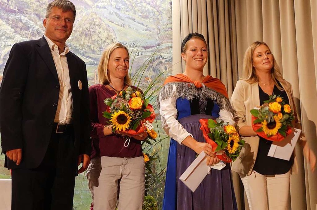 Ein Goldvreneli als Brautgaben überrei...a Zettler und Nadja Dages (von links).  | Foto: Roswitha Frey