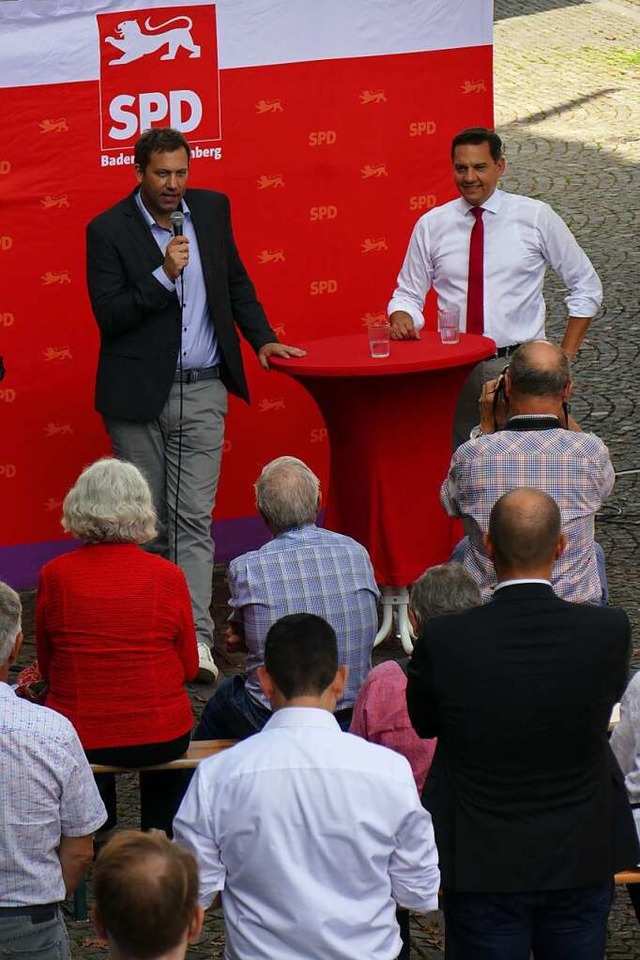 SPD-Generalsekretr Lars Klingbeil (l....n den Schlussspurt des Wahlkampfs ein.  | Foto: Michael Strter