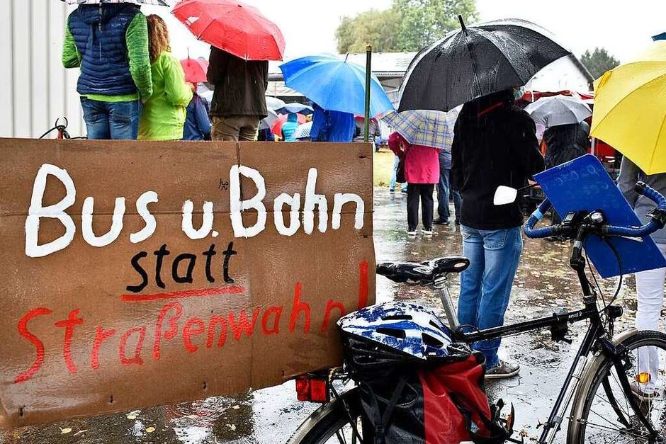 Rund 350 Menschen haben am Sonntag laut Polizeiangaben friedlich gegen den Weiterbau der Bundesstraße 31 demonstriert. (Foto: Thomas Kunz) Rund 350 Menschen haben am Sonntag laut Polizeiangaben friedlich gegen den Weiterbau der Bundesstraße 31 demonstriert. (Foto: Thomas Kunz)