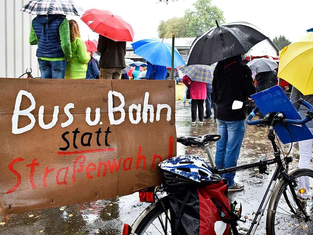 Rund 350 Menschen haben am Sonntag laut Polizeiangaben friedlich gegen den Weiterbau der Bundesstrae 31 demonstriert.