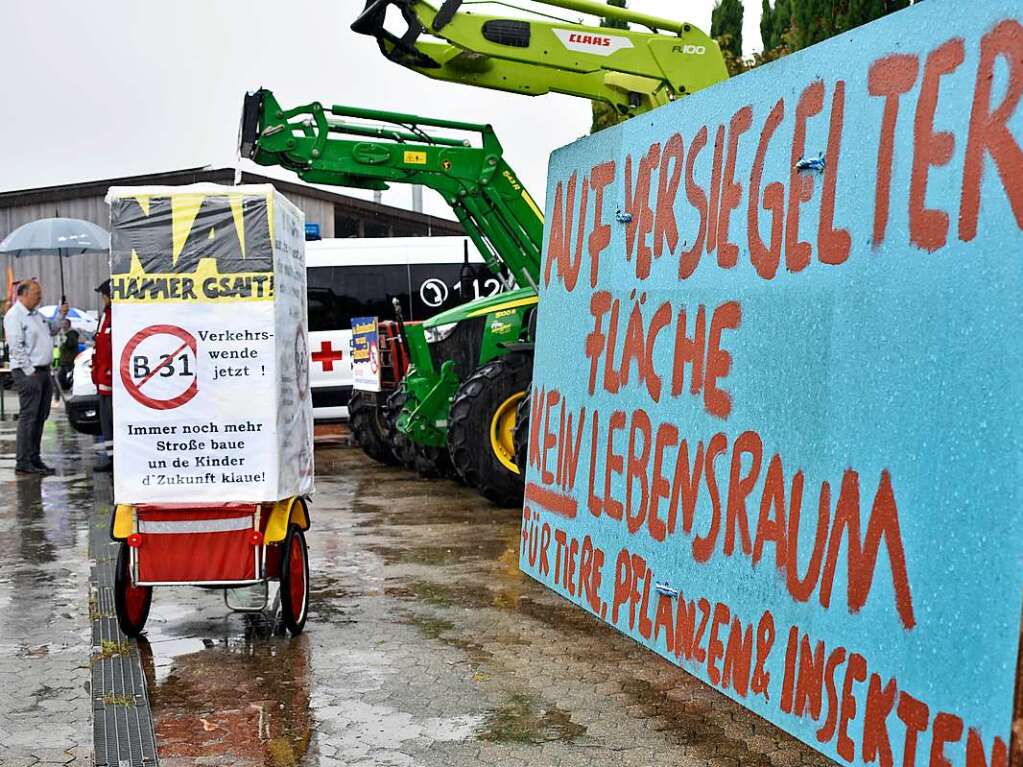 Rund 350 Menschen haben am Sonntag laut Polizeiangaben friedlich gegen den Weiterbau der Bundesstrae 31 demonstriert.