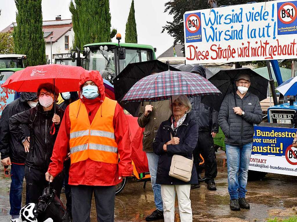 Rund 350 Menschen haben am Sonntag laut Polizeiangaben friedlich gegen den Weiterbau der Bundesstrae 31 demonstriert.