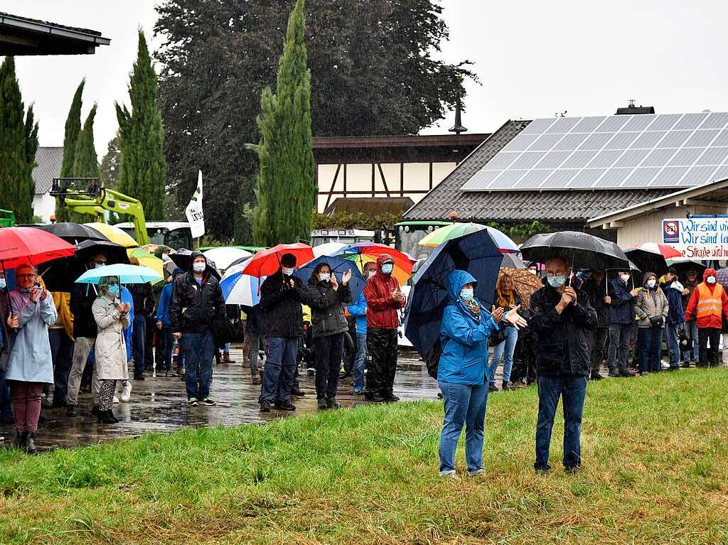 Rund 350 Menschen haben am Sonntag laut Polizeiangaben friedlich gegen den Weiterbau der Bundesstrae 31 demonstriert.