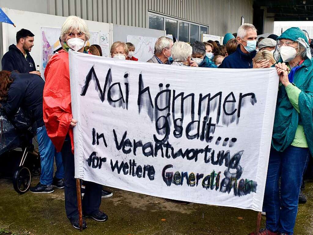 Rund 350 Menschen haben am Sonntag laut Polizeiangaben friedlich gegen den Weiterbau der Bundesstrae 31 demonstriert.