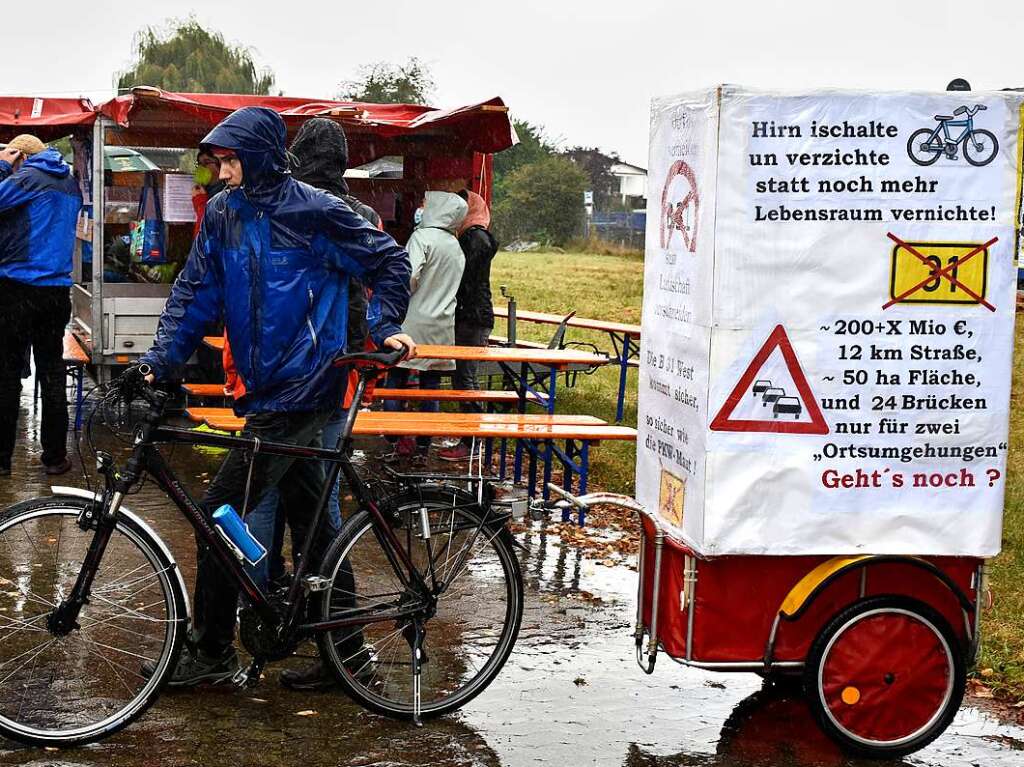 Rund 350 Menschen haben am Sonntag laut Polizeiangaben friedlich gegen den Weiterbau der Bundesstrae 31 demonstriert.