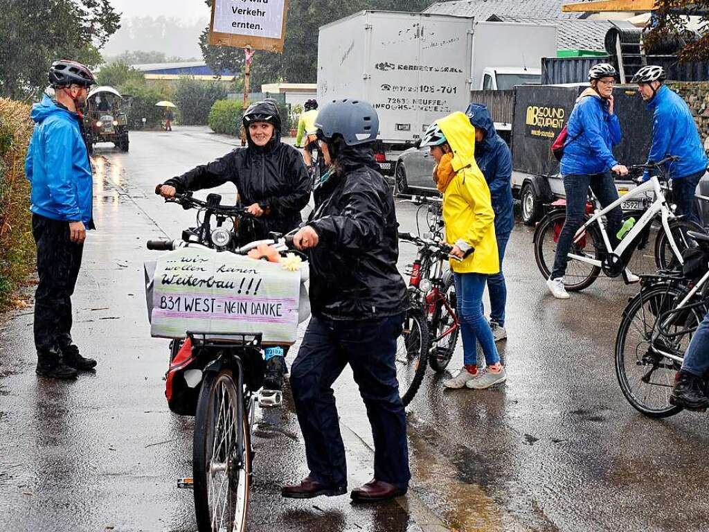 Rund 350 Menschen haben am Sonntag laut Polizeiangaben friedlich gegen den Weiterbau der Bundesstrae 31 demonstriert.