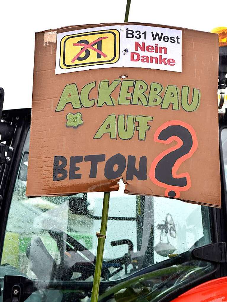 Rund 350 Menschen haben am Sonntag laut Polizeiangaben friedlich gegen den Weiterbau der Bundesstrae 31 demonstriert.