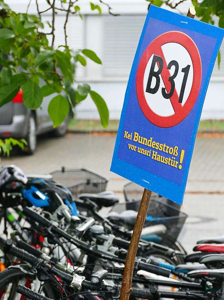 Rund 350 Menschen haben am Sonntag laut Polizeiangaben friedlich gegen den Weiterbau der Bundesstrae 31 demonstriert.