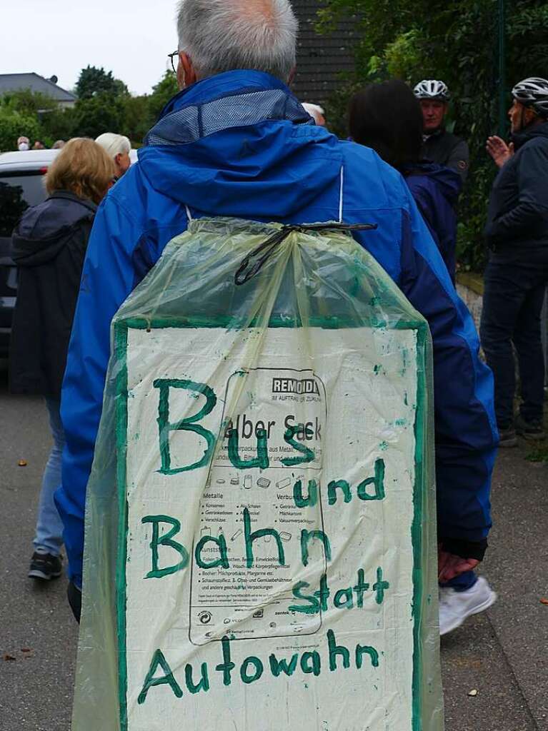 Rund 350 Menschen haben am Sonntag laut Polizeiangaben friedlich gegen den Weiterbau der Bundesstrae 31 demonstriert.