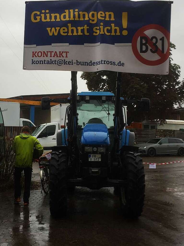 Rund 350 Menschen haben am Sonntag laut Polizeiangaben friedlich gegen den Weiterbau der Bundesstrae 31 demonstriert.