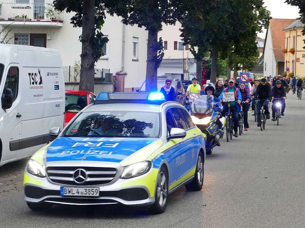 Rund 350 Menschen haben am Sonntag laut Polizeiangaben friedlich gegen den Weiterbau der Bundesstrae 31 demonstriert.