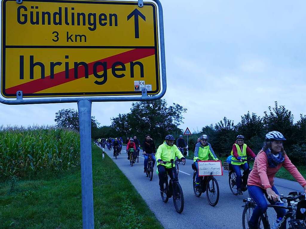 Rund 350 Menschen haben am Sonntag laut Polizeiangaben friedlich gegen den Weiterbau der Bundesstrae 31 demonstriert.