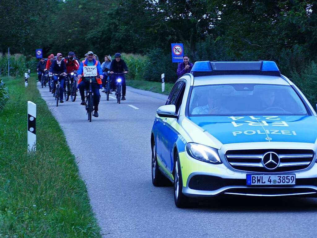 Rund 350 Menschen haben am Sonntag laut Polizeiangaben friedlich gegen den Weiterbau der Bundesstrae 31 demonstriert.