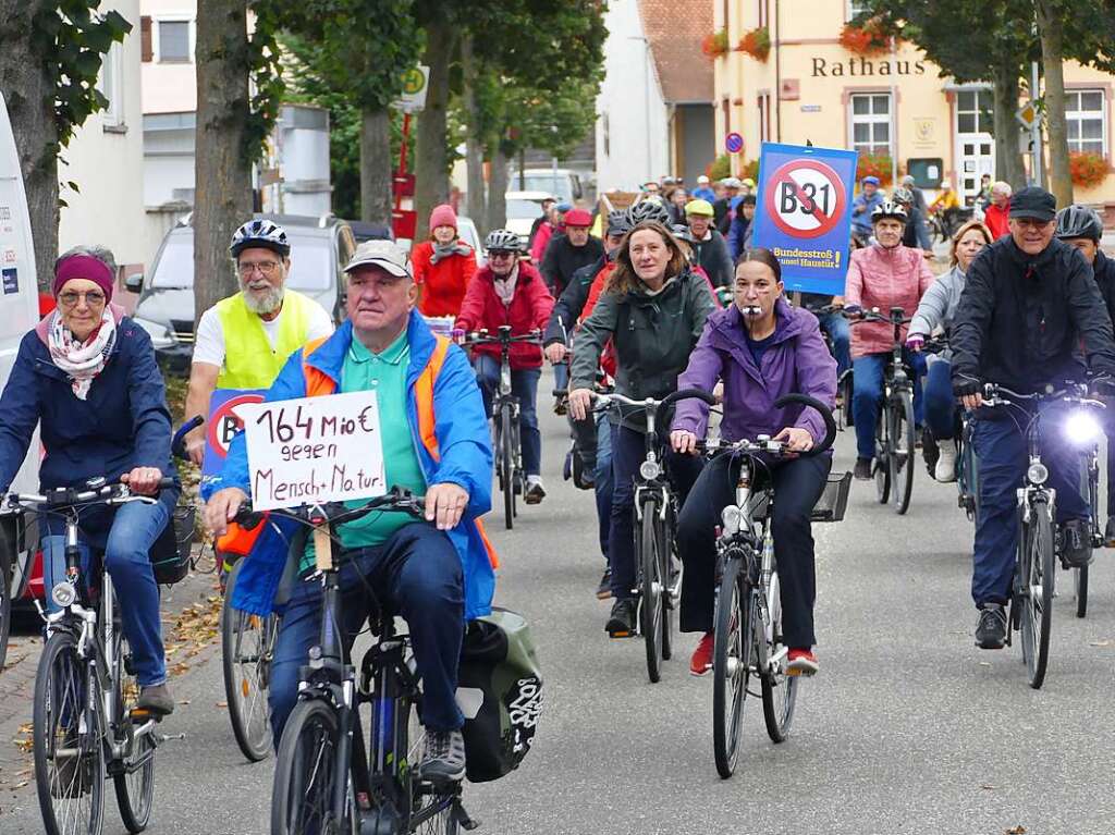 Rund 350 Menschen haben am Sonntag laut Polizeiangaben friedlich gegen den Weiterbau der Bundesstrae 31 demonstriert.