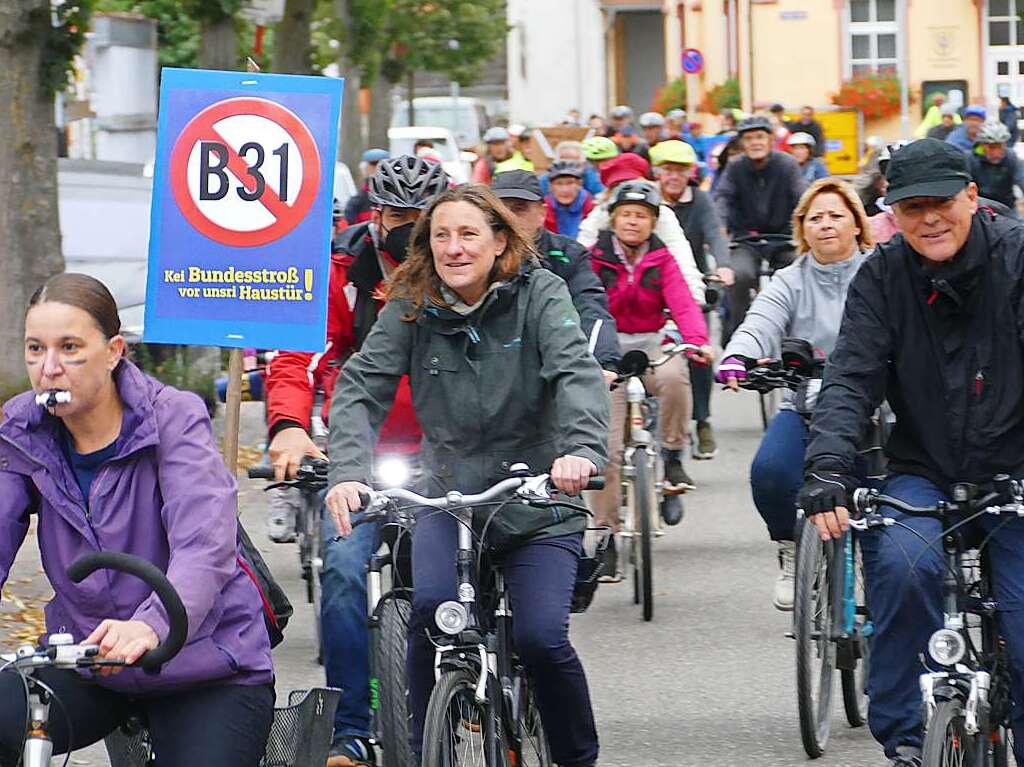 Rund 350 Menschen haben am Sonntag laut Polizeiangaben friedlich gegen den Weiterbau der Bundesstrae 31 demonstriert.