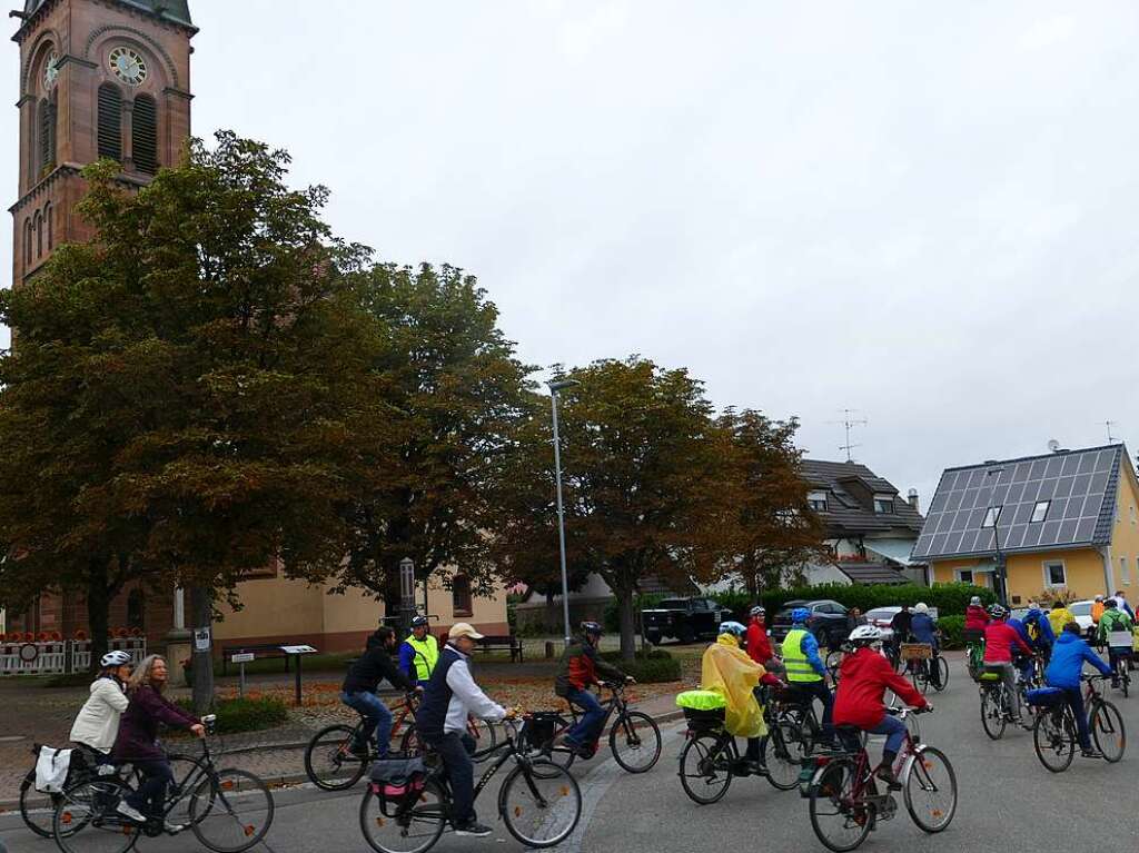 Rund 350 Menschen haben am Sonntag laut Polizeiangaben friedlich gegen den Weiterbau der Bundesstrae 31 demonstriert.