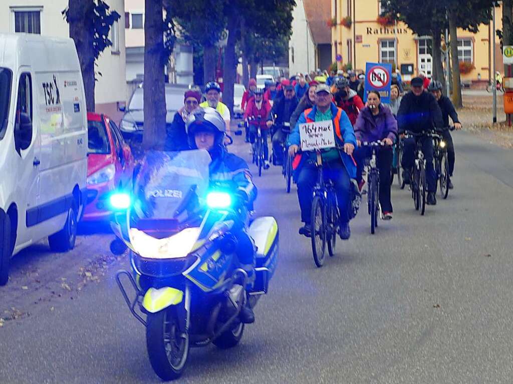 Rund 350 Menschen haben am Sonntag laut Polizeiangaben friedlich gegen den Weiterbau der Bundesstrae 31 demonstriert.