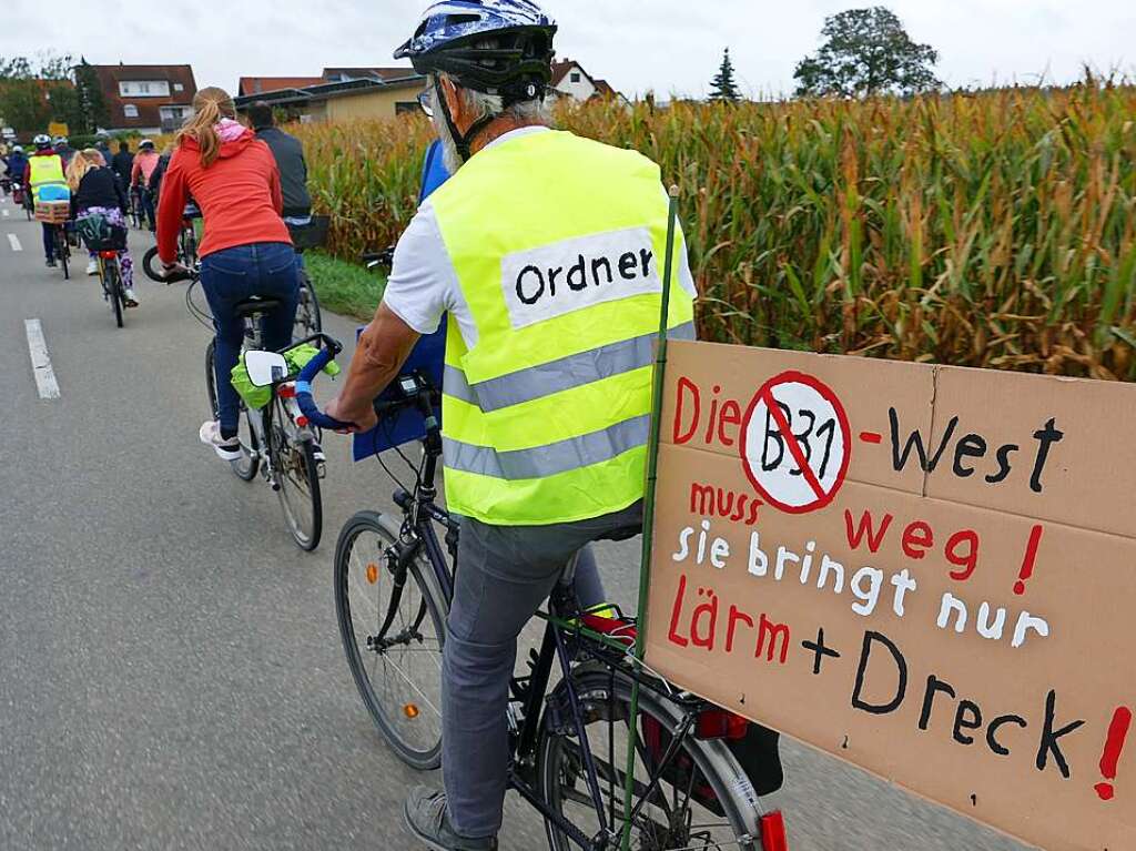 Rund 350 Menschen haben am Sonntag laut Polizeiangaben friedlich gegen den Weiterbau der Bundesstrae 31 demonstriert.