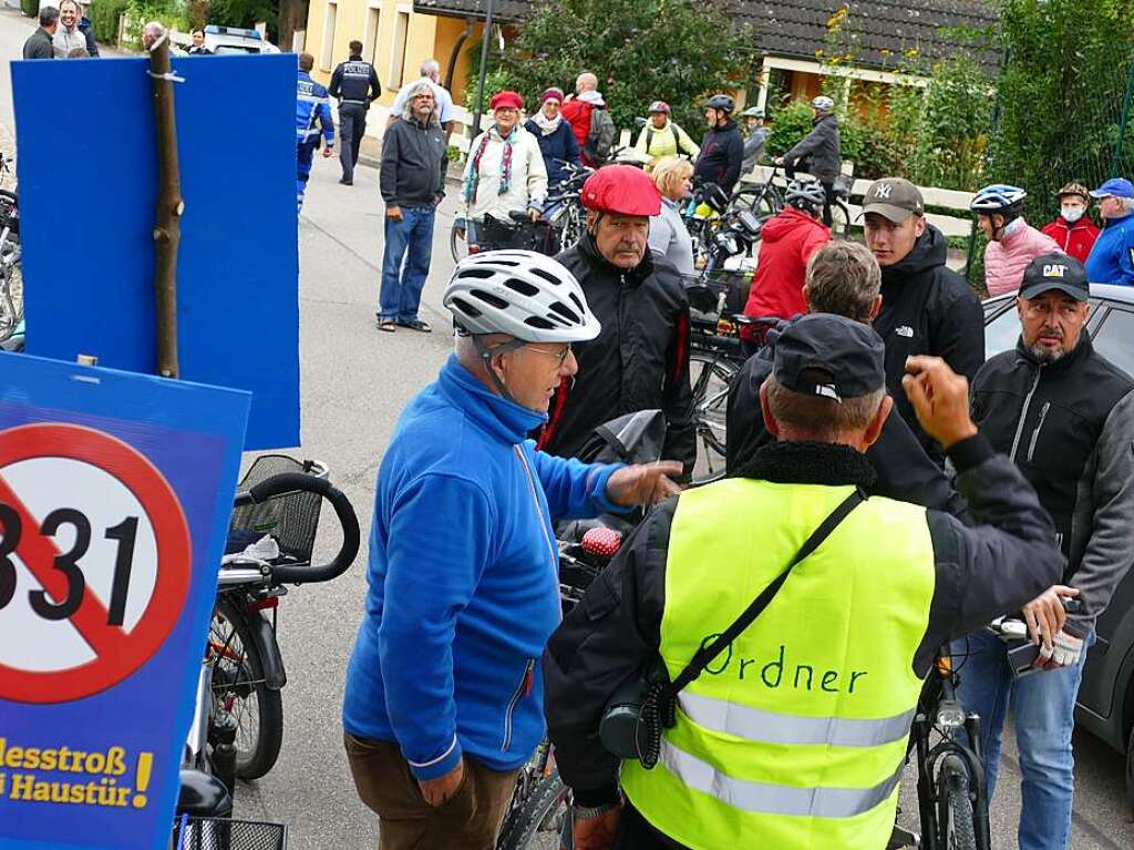 Rund 350 Menschen haben am Sonntag laut Polizeiangaben friedlich gegen den Weiterbau der Bundesstrae 31 demonstriert.