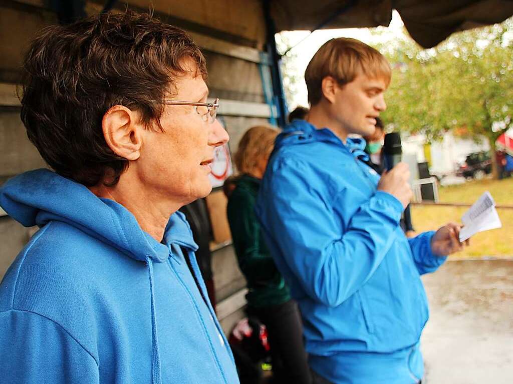 Rund 350 Menschen haben am Sonntag laut Polizeiangaben friedlich gegen den Weiterbau der Bundesstrae 31 demonstriert.