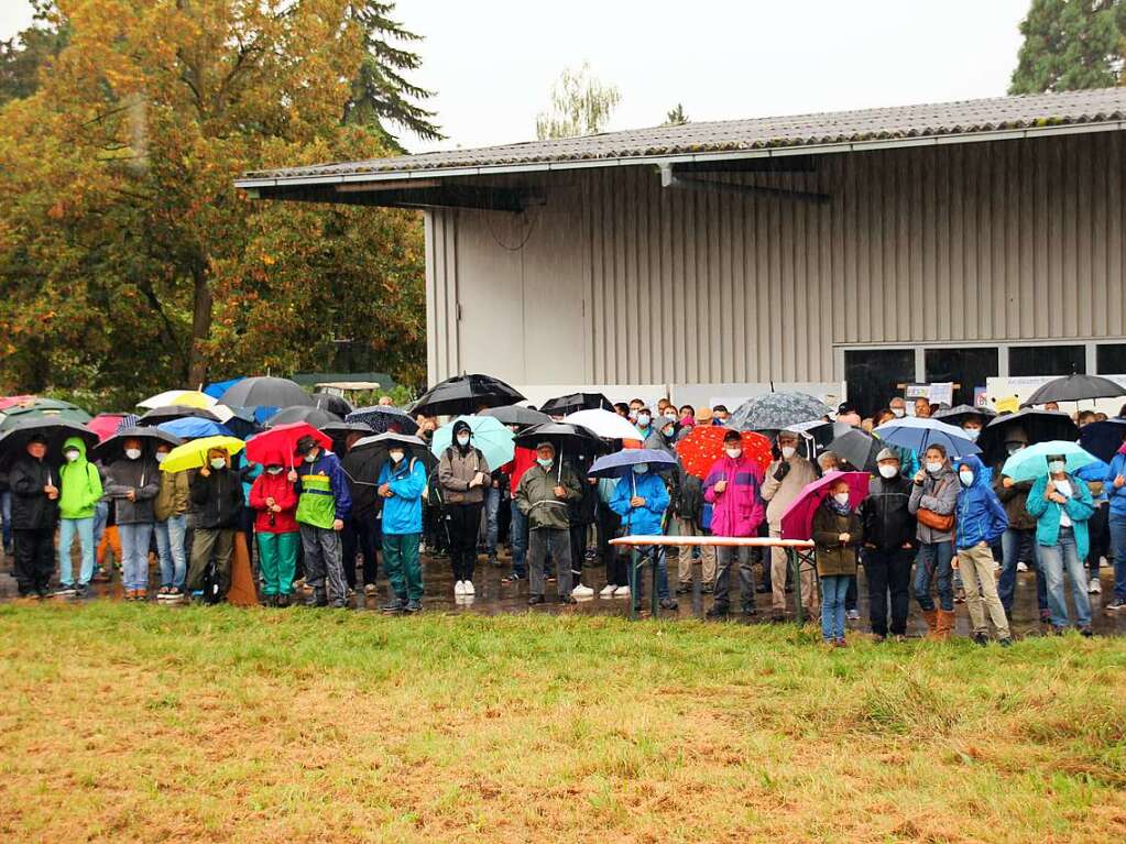 Rund 350 Menschen haben am Sonntag laut Polizeiangaben friedlich gegen den Weiterbau der Bundesstrae 31 demonstriert.