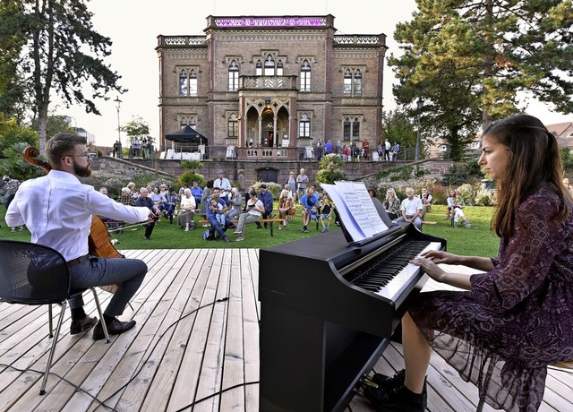 Die Pianistin Valeria Lapsin und der C...ic bei ihrem Auftritt im Colombi-Park   | Foto: Thomas Kunz