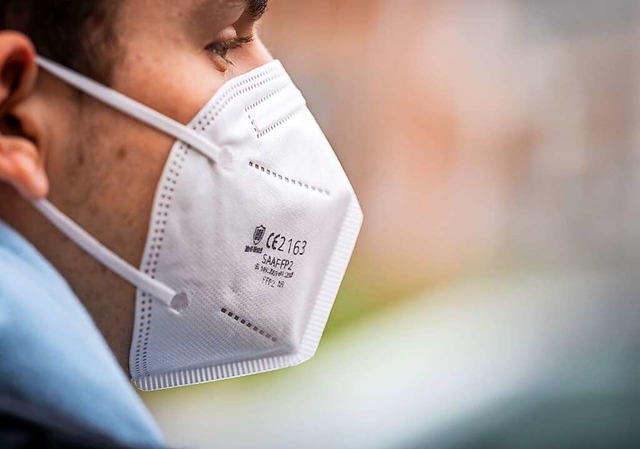 Das Tragen von FFP2-Masken gehrt zum Pandemie-Alltag dazu.  | Foto: Frank Rumpenhorst (dpa)