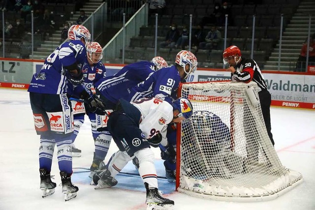 Tor! Oder kein Tor? Erst nach minutenl...t. Die Wild Wings unterlagen mit 1:2.   | Foto: Joachim Hahne