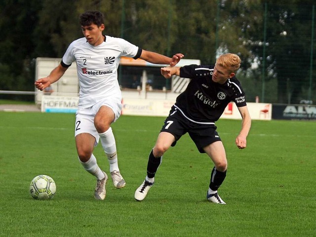 Jonathan Spt (links) und der FC 08 Vi... II sind auf der Suche nach der Wende.  | Foto: Dieter Reinhardt