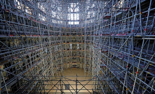 Blick auf das von innen eingerstete Kirchenschiff der Kathedrale Notre Dame.   | Foto: THOMAS SAMSON (AFP)