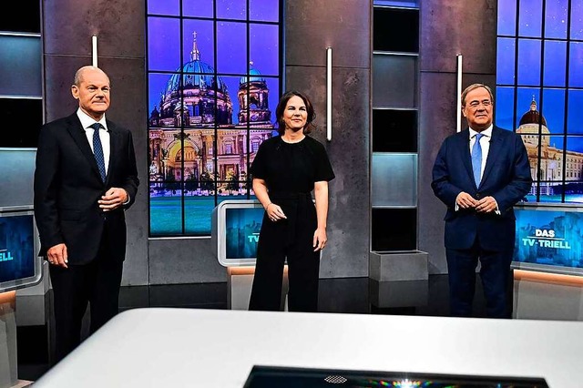 Olaf Scholz, Annalena Bearbock, und Ar... H im Stadtteil Adlershof beieinander.  | Foto: TOBIAS SCHWARZ (AFP)