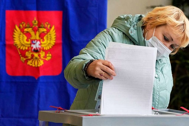 Eine Frau in St. Petersburg gibt whre...ts, in einem Wahllokal ihre Stimme ab.  | Foto: Dmitri Lovetsky (dpa)