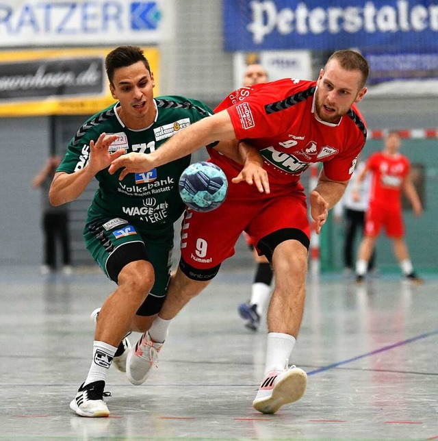 &#8222;Dem Topfavoriten alles abverlan...) kmpft mit Max Vollmer  um den Ball.  | Foto: Wolfgang Knstle