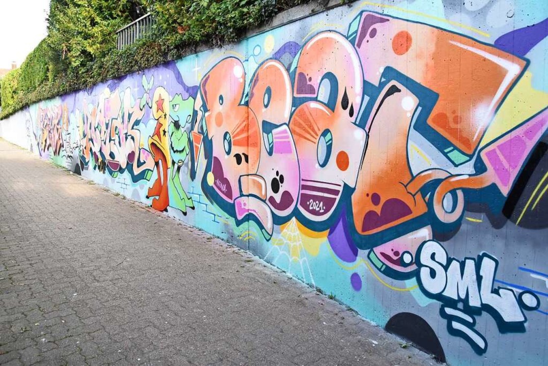 Graffiti in hellen, freundlichen Farbe... Unterführung am Gundelfinger Bahnhof.  | Foto: Clara Müller