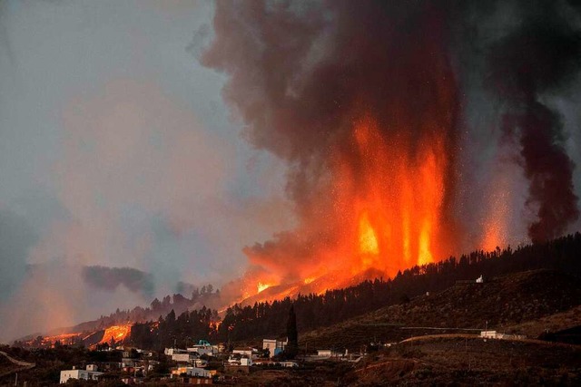 Lava tritt aus dem Vulkan Cumbre Vieja...te Anhebung des Erdbodens angekndigt.  | Foto: DESIREE MARTIN (AFP)