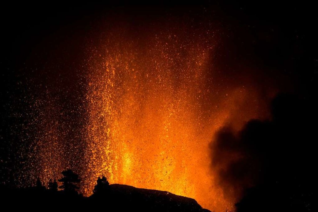 Lava tritt aus dem Vulkan Cumbre Vieja...te Anhebung des Erdbodens angekündigt.  | Foto: Jonathan Rodriguez (dpa)